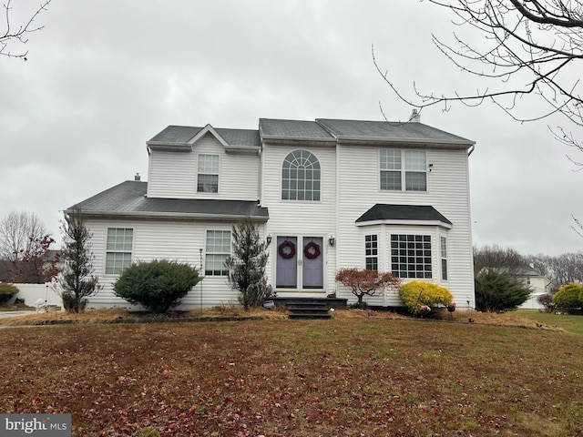 view of front of home featuring a front lawn