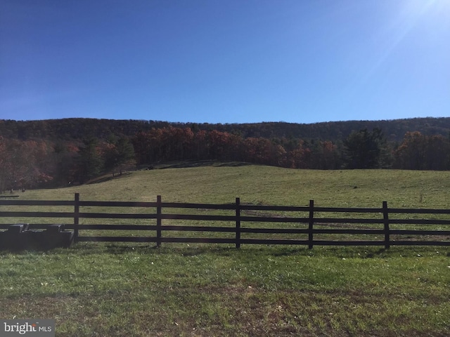 view of yard featuring a rural view