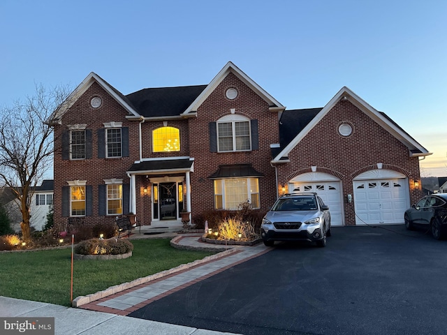 view of front of house featuring a yard