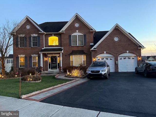 view of front facade featuring a garage and a yard