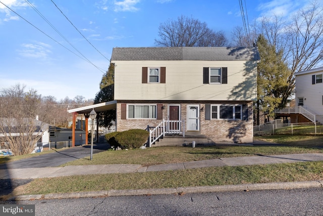 view of front of home featuring a carport and a front yard