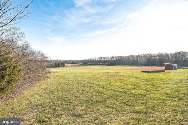 view of yard featuring a rural view