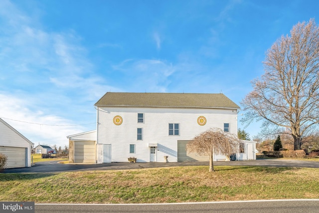 view of front of home featuring a front lawn and a garage