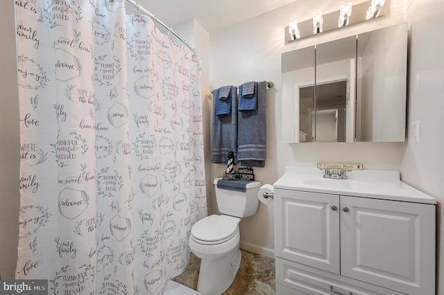 bathroom with a shower with shower curtain, vanity, and toilet