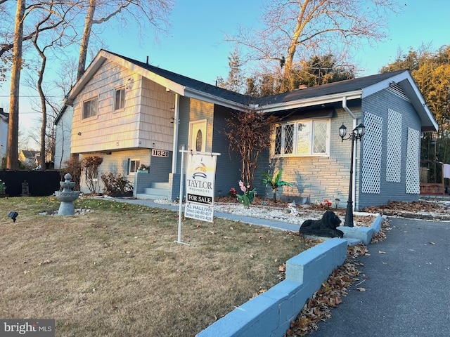 view of front of house with a front yard