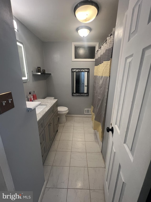 bathroom with a shower with shower curtain, vanity, and toilet