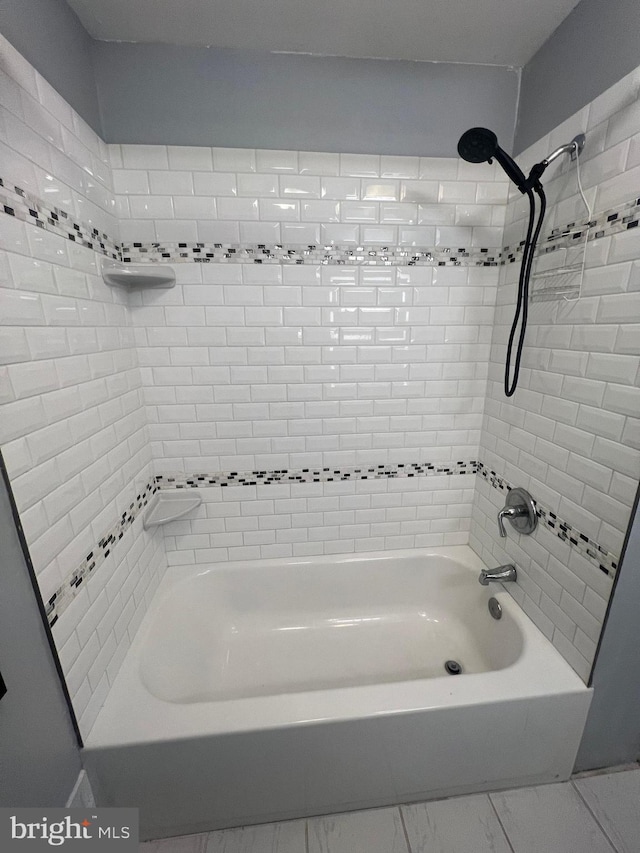 bathroom with tiled shower / bath