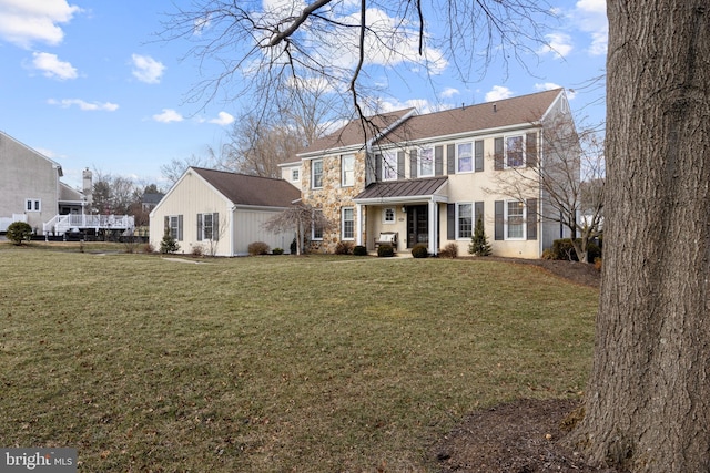 colonial house featuring a front yard