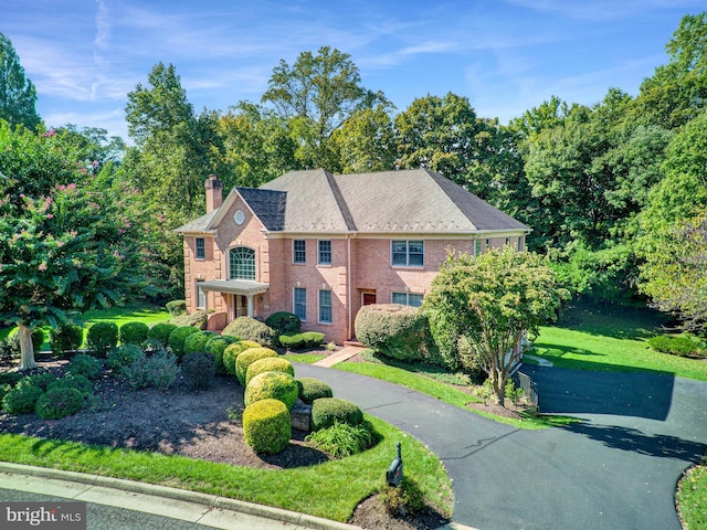 view of front of home featuring a front lawn