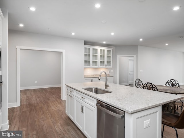 kitchen with recessed lighting, white cabinetry, a sink, wood finished floors, and dishwasher