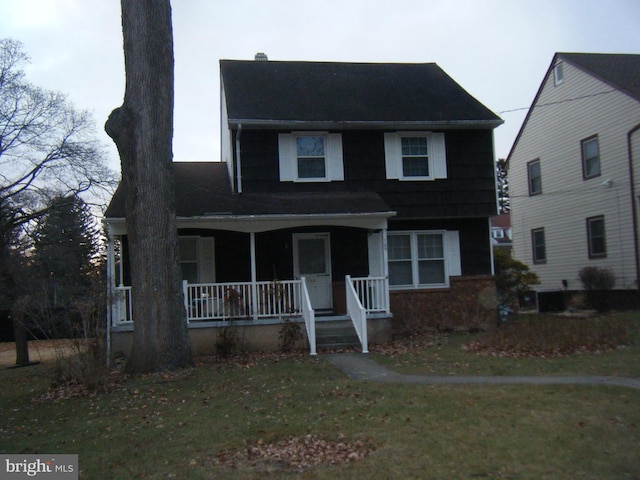 view of front of home featuring a porch and a front yard