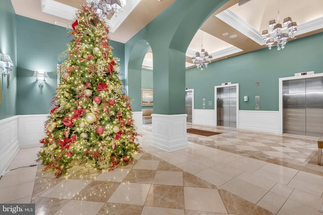 reception area with an inviting chandelier