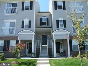 townhome / multi-family property featuring a front lawn