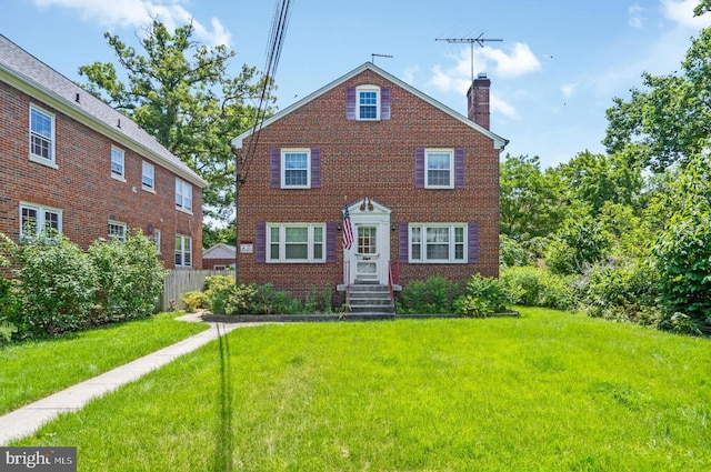 view of front facade with a front yard