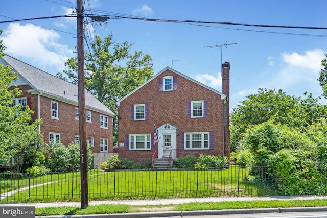 view of front of house featuring a front lawn