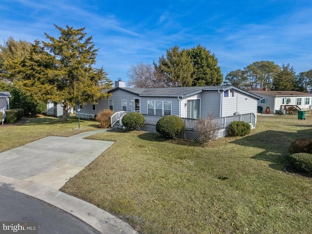 view of front of house featuring a wooden deck and a front lawn