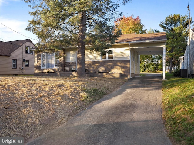 view of front of property featuring a carport