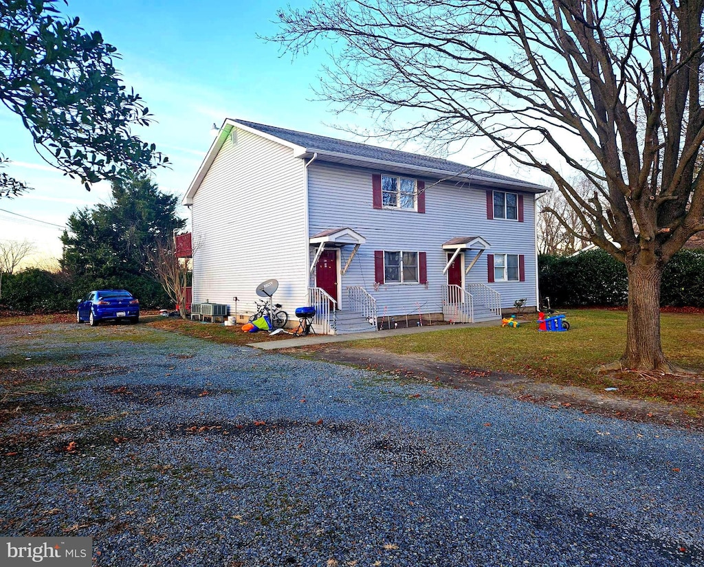 view of front of house featuring a front lawn