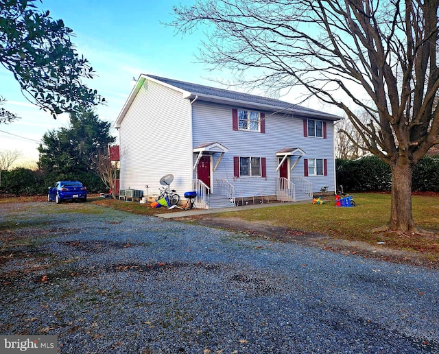 view of front of house featuring a front lawn