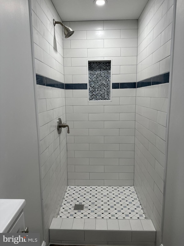 bathroom featuring a tile shower