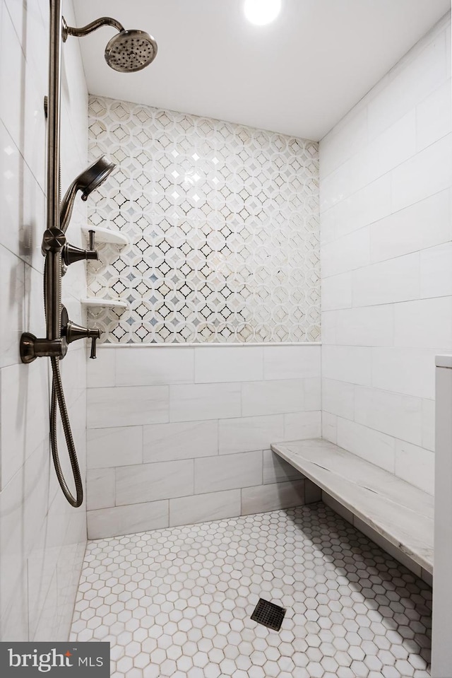 bathroom featuring tiled shower