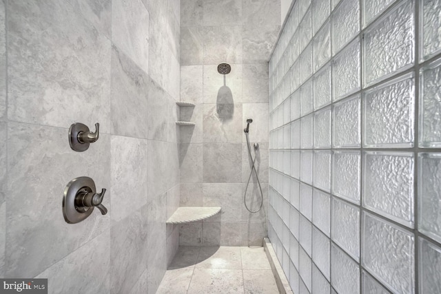 bathroom featuring a tile shower