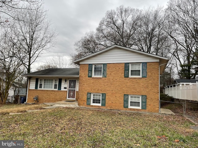 tri-level home featuring a front lawn