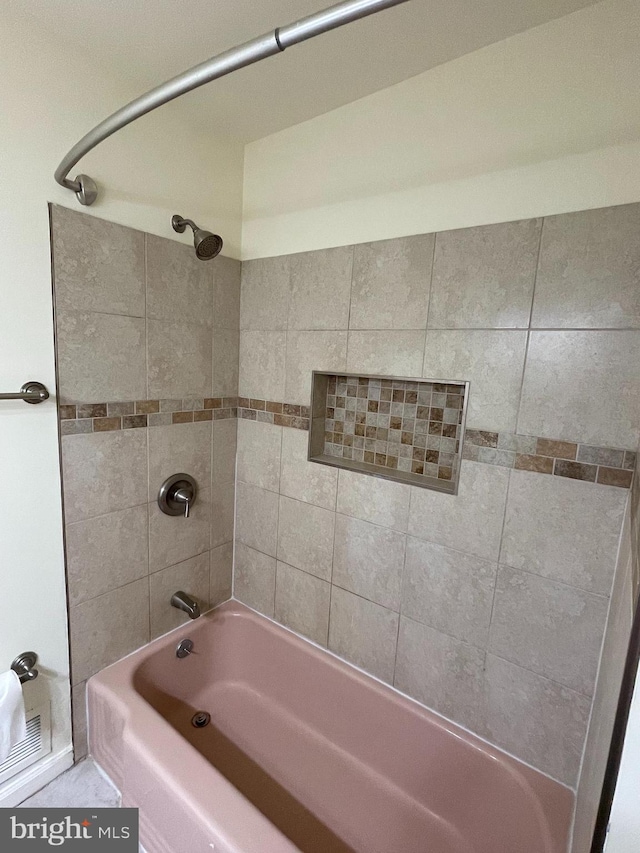 bathroom with tiled shower / bath