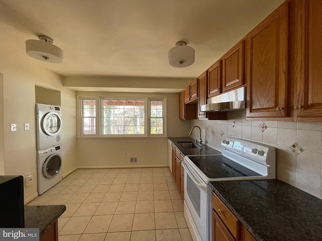 kitchen with stacked washer / dryer, white electric stove, sink, backsplash, and light tile patterned floors