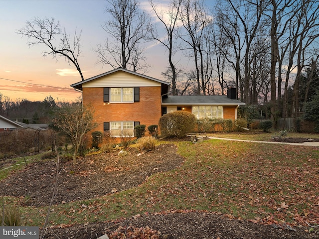 view of front of property featuring a yard