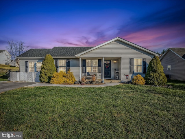 single story home featuring a lawn