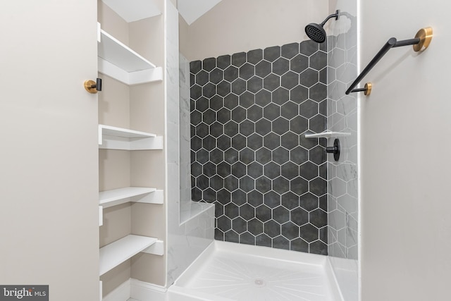 bathroom featuring tiled shower