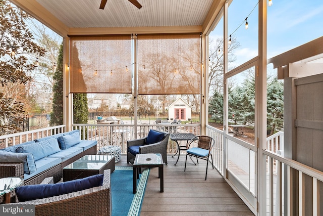 sunroom with ceiling fan