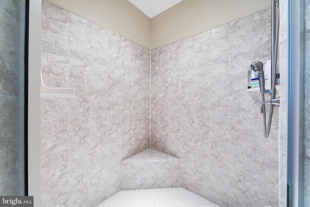 bathroom featuring a tile shower