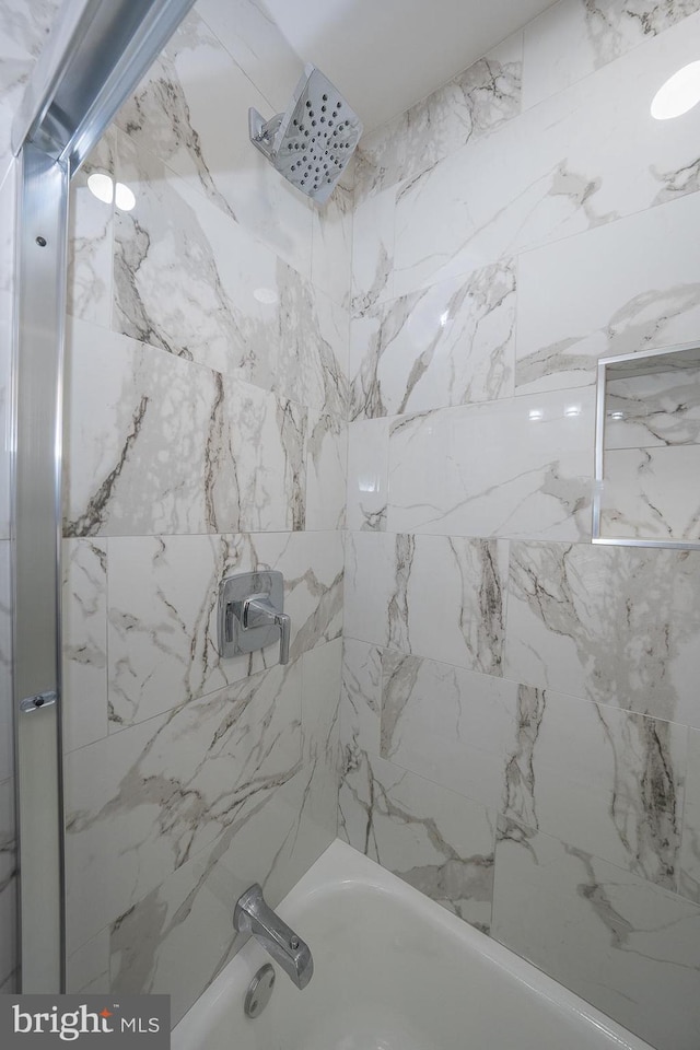 bathroom featuring tiled shower / bath combo