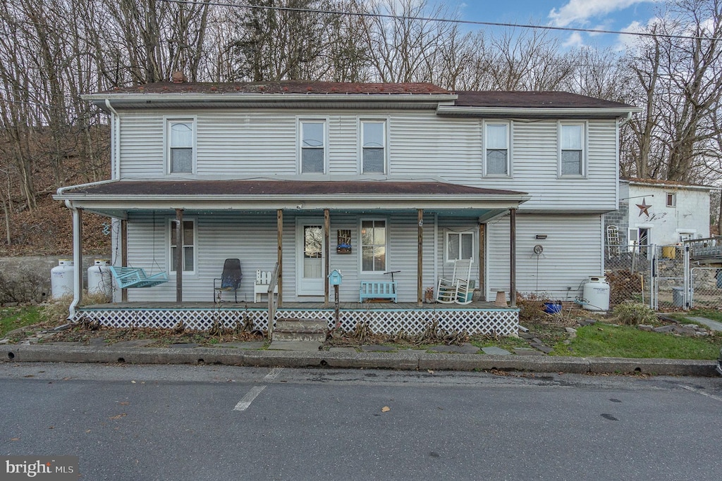 front facade featuring a porch