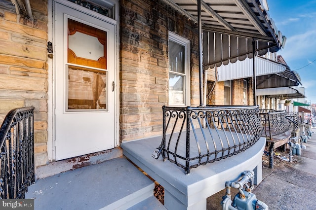 entrance to property featuring covered porch