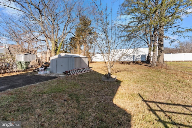 view of yard featuring a storage unit