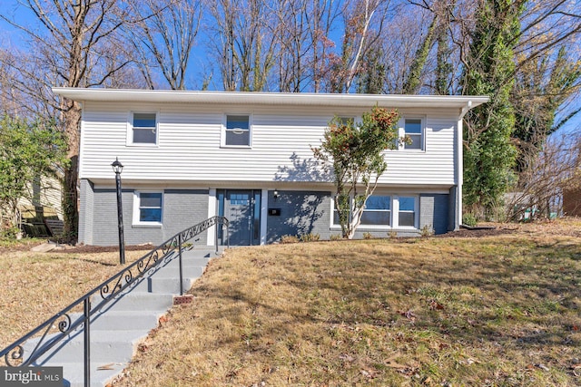 view of front of house featuring a front lawn