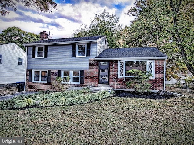 split level home with a front lawn