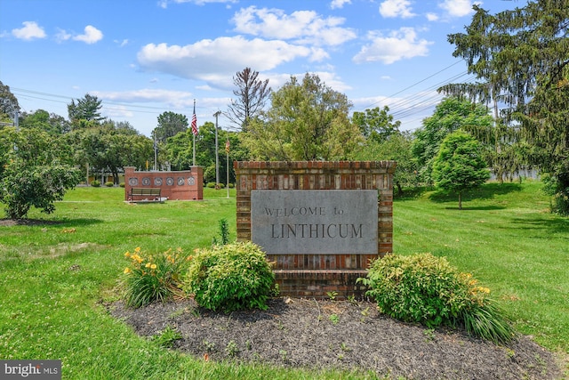 community sign with a yard