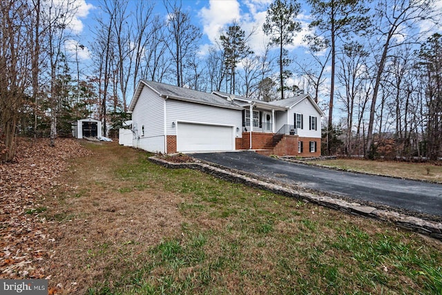 view of front facade featuring a porch, a garage, and a front yard