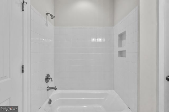 bathroom featuring tiled shower / bath