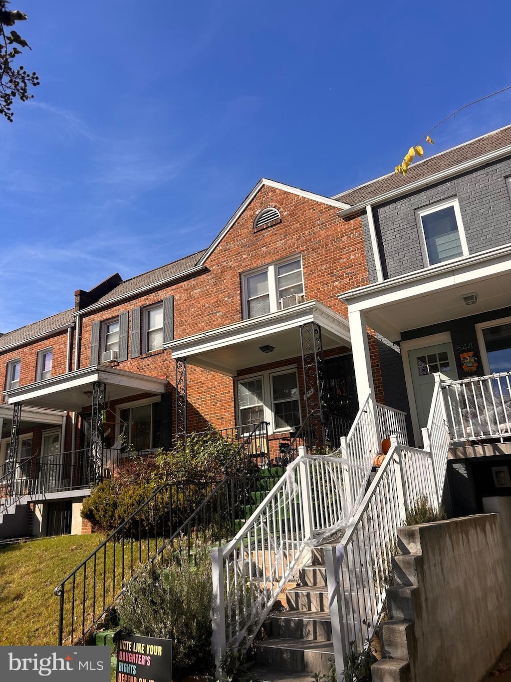 view of front facade with covered porch