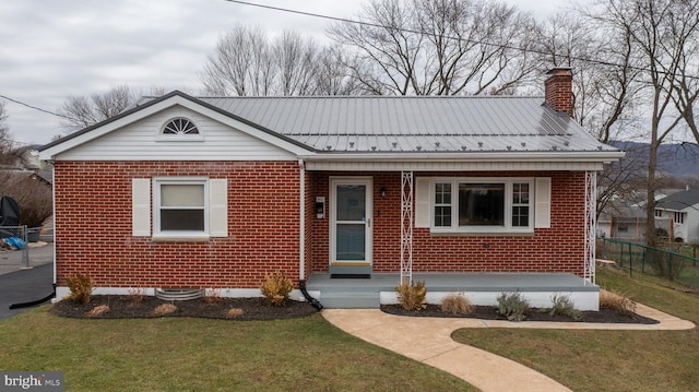 bungalow-style house featuring a front lawn