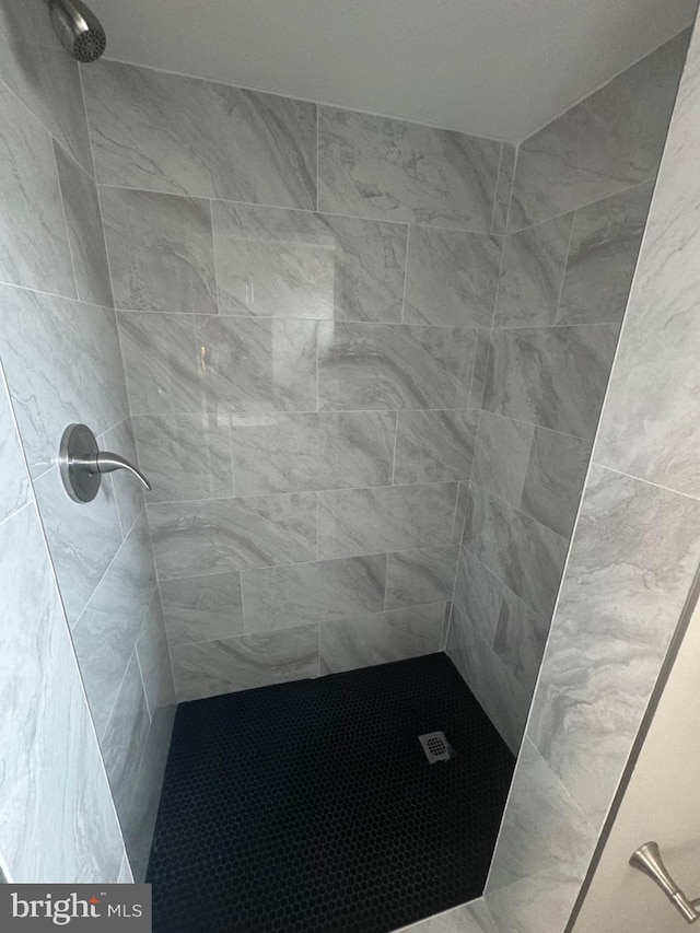 bathroom with a tile shower