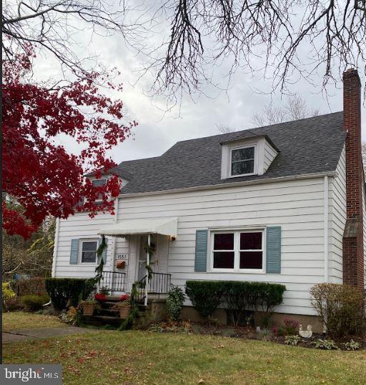 view of front facade with a front yard