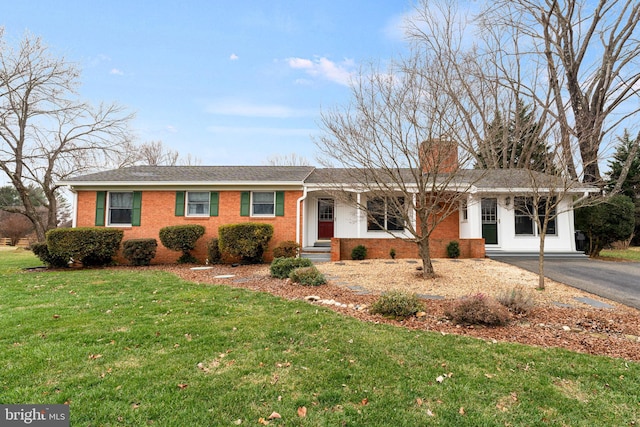 single story home featuring a front yard