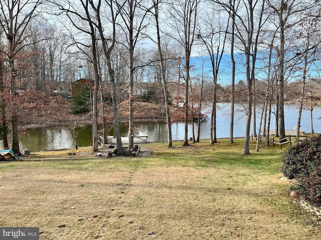 view of yard featuring a water view