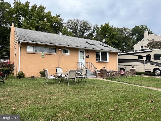 view of front of home featuring a front lawn